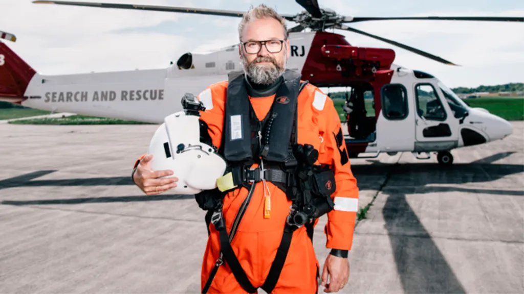 Adam Alsing är programledare för Världens tuffaste jobb med Adam Alsing