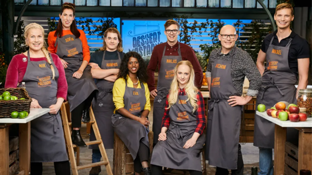 Nik Märak, Sofia Söderberg, Hampus Fors, Eva Vilhelmsson, Niklas Nordin, Emma Pettersson, Joachim Malmsten och Mikael Klack tävlar i Dessertmästarnas sjunde säsong. Foto: Magnus Selander/Kanal 5