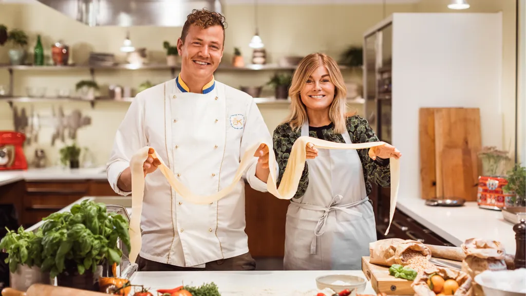 Pernilla Wahlgren och Thomas Sjögren i Yes Chef! 1