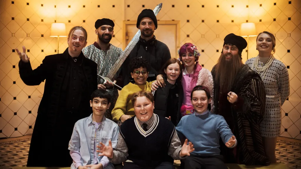 Regissör och ensemble under inspelning av Skurkarnas skurk
