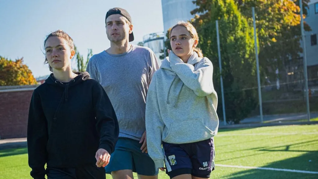 Från vänster: Judith Sigfridsson som Kia, regissör Anders Hazelius och Flutra Cela som Mila.