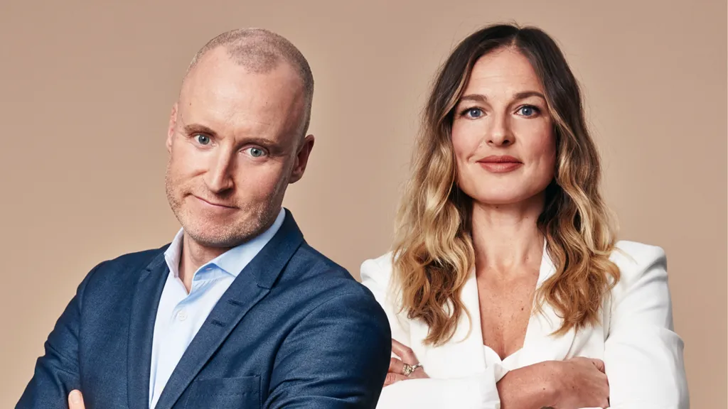 Lyxfällan Magnus Hedberg och Magdalena Kowalczyk stående