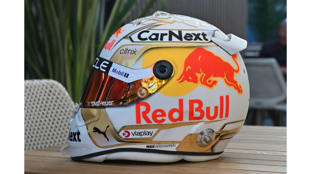Max Verstappen helmet Viaplay.jpg