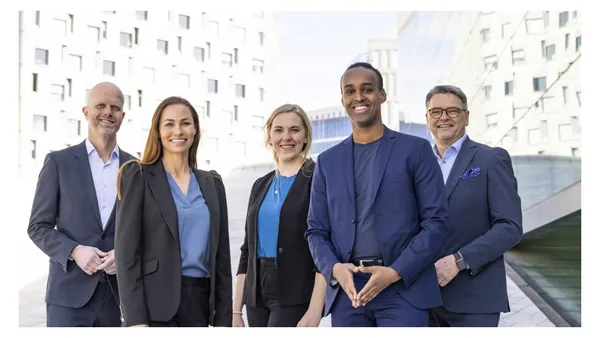 Det blir gjensyn med økonomidoktorene Hallgeir Kvadsheim, Magne Gundersen og Lene Drange i den nye sesongen av Luksusfellen. Seerne vil også bli kjent med to nye, unge programledere -  Ahmed Osman og Cecilie Tvetenstrand (foran).