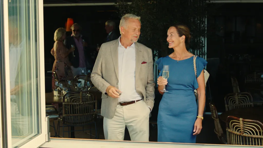 S01E01_STILL4_Dennis Storhøi och Irina Eidsvold Tøien.png