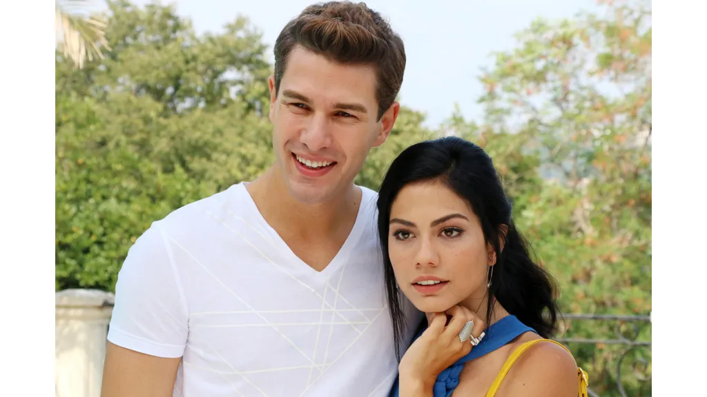 (L-R) Furkan Palali (Onur), Demet Ozdemir (Lale) in Episode 27-1.jpg