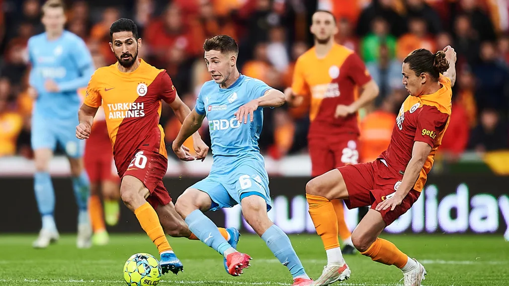 Lasse Berg Andersen omringet af Galatasaray spillere.