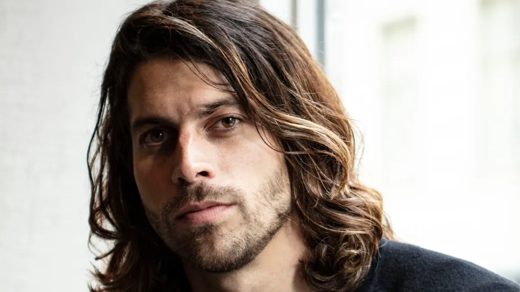Klas Beyers dagbok från tiden i tv-programmet Robinson ges ut hos Storytel. Foto: Iza Boëthius