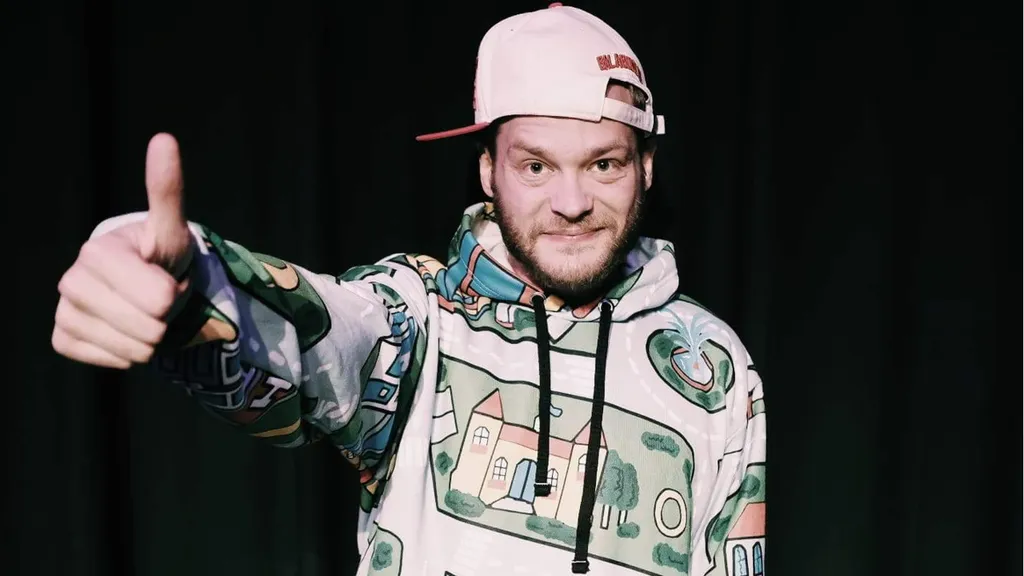 “Det finaste jag vet är när barn som jag har träffat i skolor, på workshops eller på konserter hör av sig och berättar om hur de upptäckt att det faktiskt är roligt att skriva”, säger John Landenfelt som är aktuell med rapskolan Lär dig rappa hos Storytel