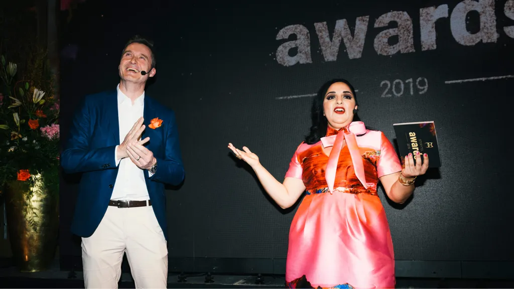 Storytels vd och grundare Jonas Tellander och värden Tara Moshizi på galan i april 2019. Foto Cecilia Magnusson