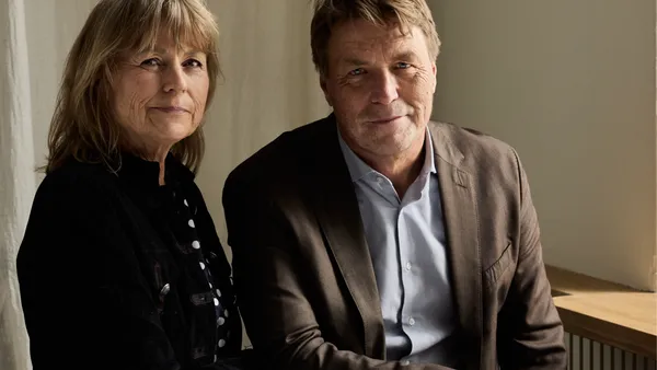 Cecilia Bodström och Thomas Bodström pratar om syskonskap, politik och brottsfall i den personliga intervjuserien Advokater gråter inte, som släpps på Storytel den 28 mars 2024. Foto: Petter Bäcklund/Storytel