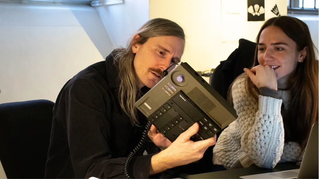 Kalle Danielsson loppisfyndade en gammal telefon med en inbygd telefonsvarare 2003. I svararen visade det sig finnas ett kassettband med meddelanden som avslöjade mörka hemligheter. Tillsammans med radioproducenten Olivia Sandell försöker Kalle nu få svar