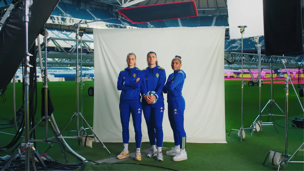 Nathalie Björn, Zećira Mušović och Madelen Janogy delar med sig av stories i Storytels kampanj "Alla har en story" som nominerats till Gyllene Hjulet. Foto: Storytel