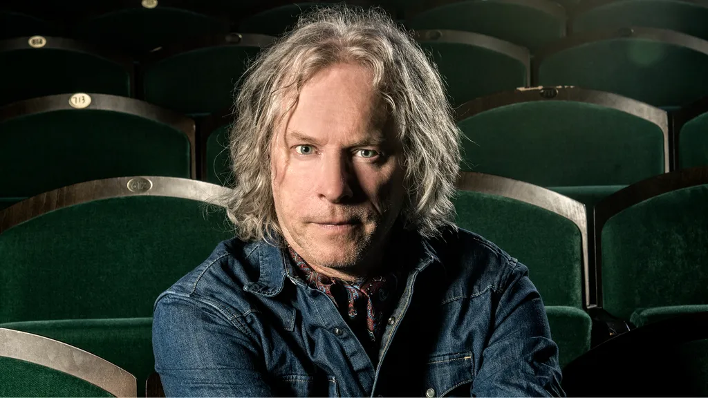 Karl Fredrik Mattsson romandebuterar med Återföreningen, en ljudbok om ett bortglömt indieband från 90-talet som måste skynda sig att återförenas när en av deras gamla låtar plötsligt går viral på TikTok. Foto: Johan Bergmark/Storytel