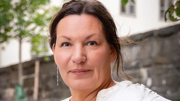 Helena Gustafsson tilldelas Synskadades Stiftelses Hederspris vid Storytel Awards – Storya ljudbokspriset 2026. Foto: Rodrigo Soto/Storytel 2