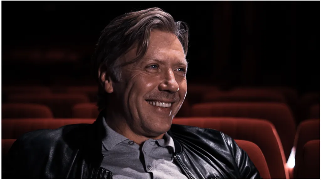 Mikael Persbrandt läser sömnberättelser av Helena Kubicek Boye på Storytel. Foto: Nils Lindström/Storytel