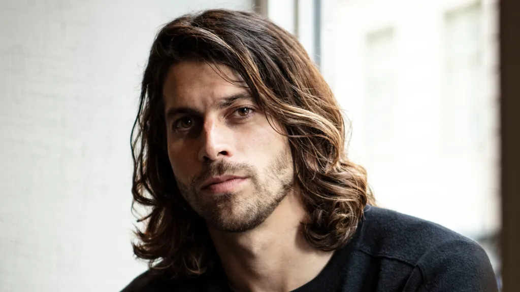 Robinsonvinnaren Klas Beyer är aktuell med sin Ö-dagbok på Storytel. Foto: Iza Boethius 1