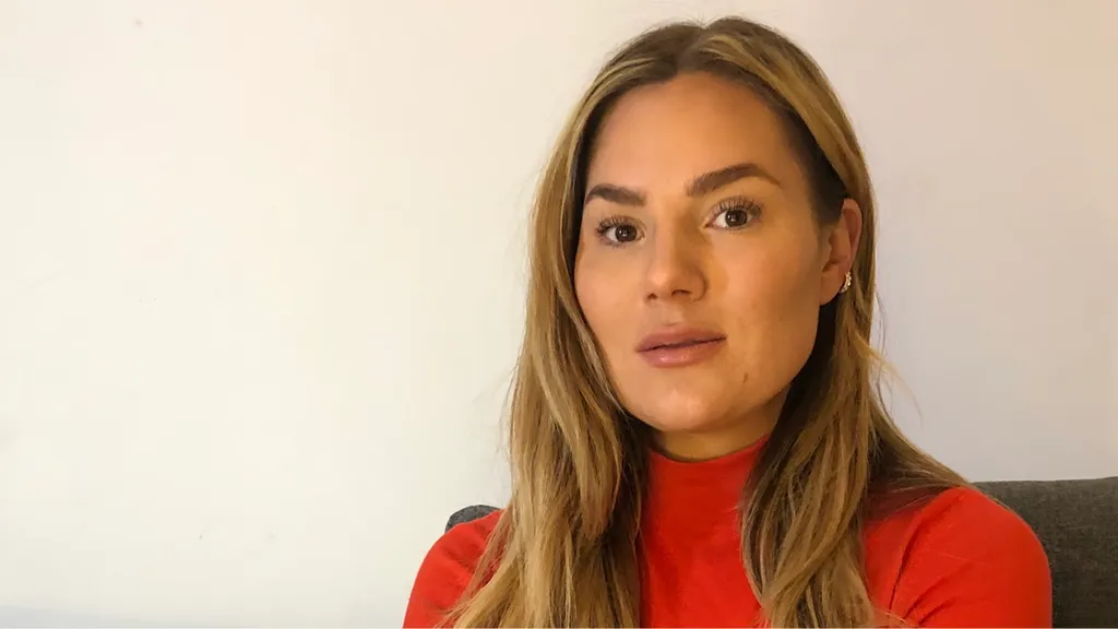 Sophie Jahn skriver tillsammans med Henrik Johnsson självbiografin Pappas flicka på hästgården som ges ut av Storytel och Norstedts senare under 2021. Foto: Ebba Lindh