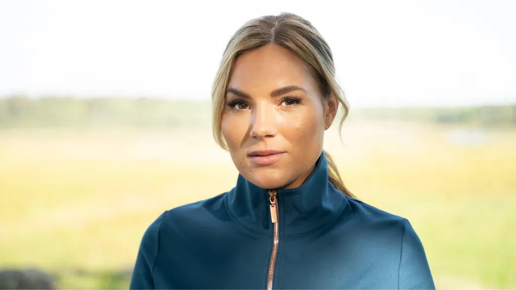 Sophie Jahn berättar om sin uppväxt på den omtalade hästgården på Ekerö i självbiografin Pappas flicka på hästgården. Foto: Rodrigo Soto/Storytel