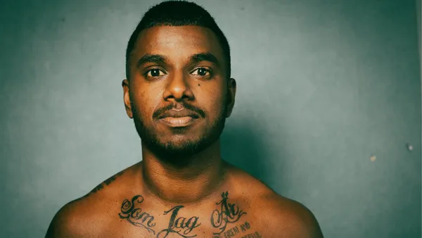 Loui Sand skriver om sin uppväxt, sin karriär och sitt nya liv i självbiografin Som jag är som släpps på Storytel den 10 oktober. Foto: Rodrigo Soto/Storytel