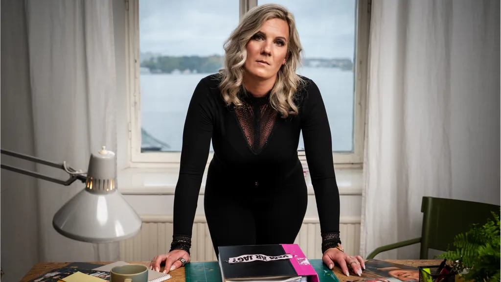Emelie Persson berättar om kampen för sanningen om sitt ursprung i självbiografin Vem är jag? Flickan från donatorskandalen. Ljudboken släpps på Storytel den 6 november. Foto: Rodrigo Soto/Storytel 6