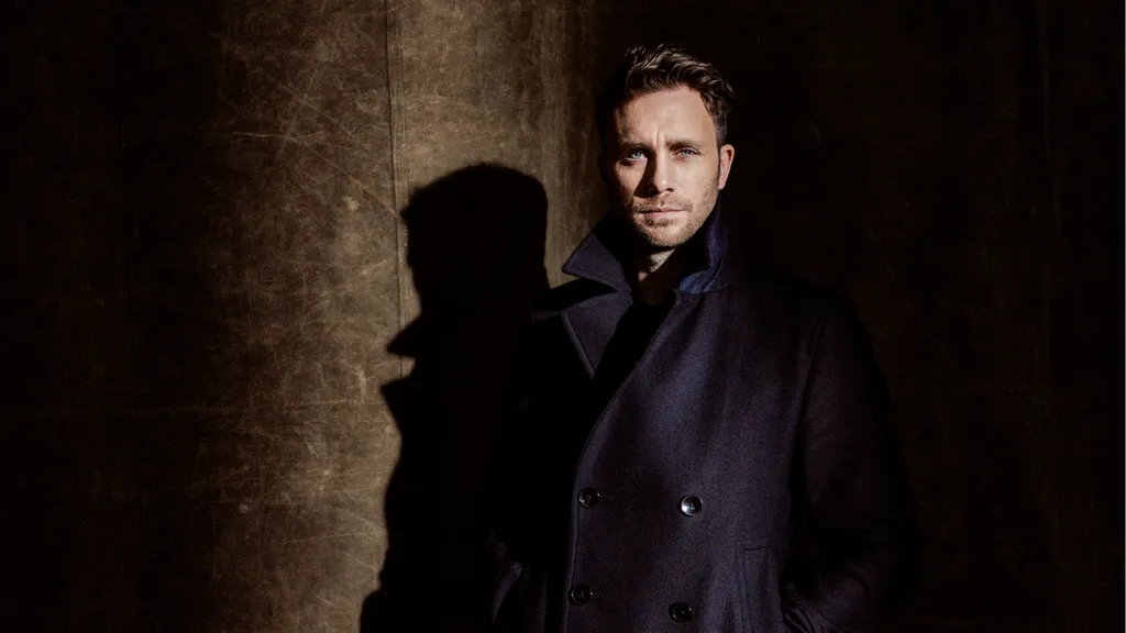 Martin Wallström är uppläsare för den helt nya Sherlock Holmes-trilogin Becoming Sherlock, som släpps exklusivt på Storytel. Den första delen, Den röda cirkeln, får premiär den 7 december. Foto: Morgan Norman/Storytel