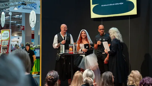 Bild från Storytels monter på Bokmässan 2025. Samtal med Sammy Jeridi, Caroline Grimwalker och Leffe Grimwalker.