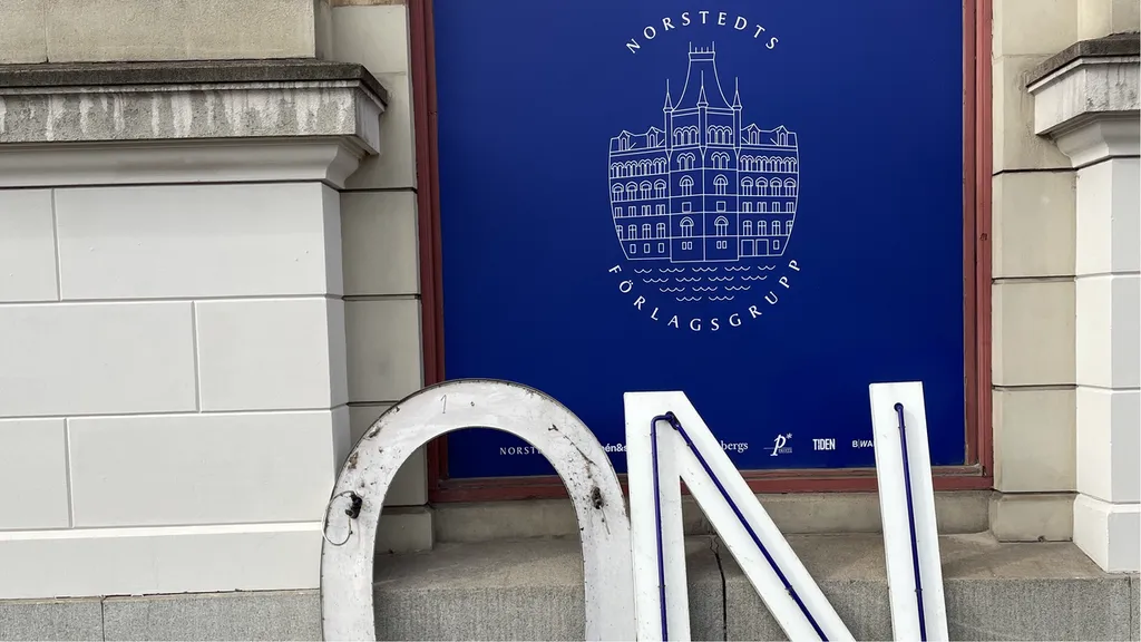Norstedts välkända blå fasadskylt på Riddarholmen byts ut