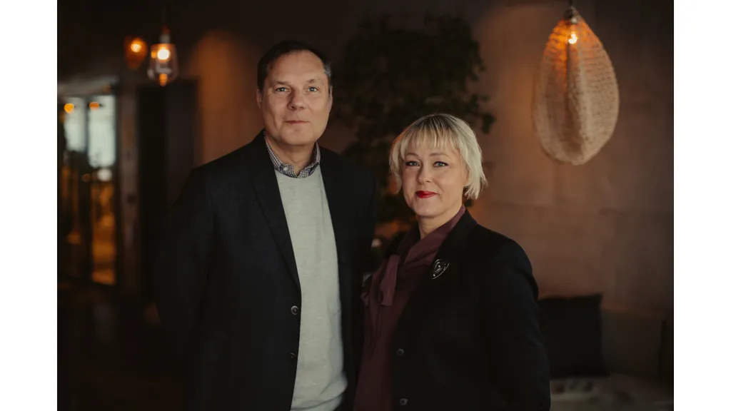 Name: Håkan Bravinger och Jenni Blom Castenfors, nya förlagschefer på Norstedts respektive Rabén & Sjögren