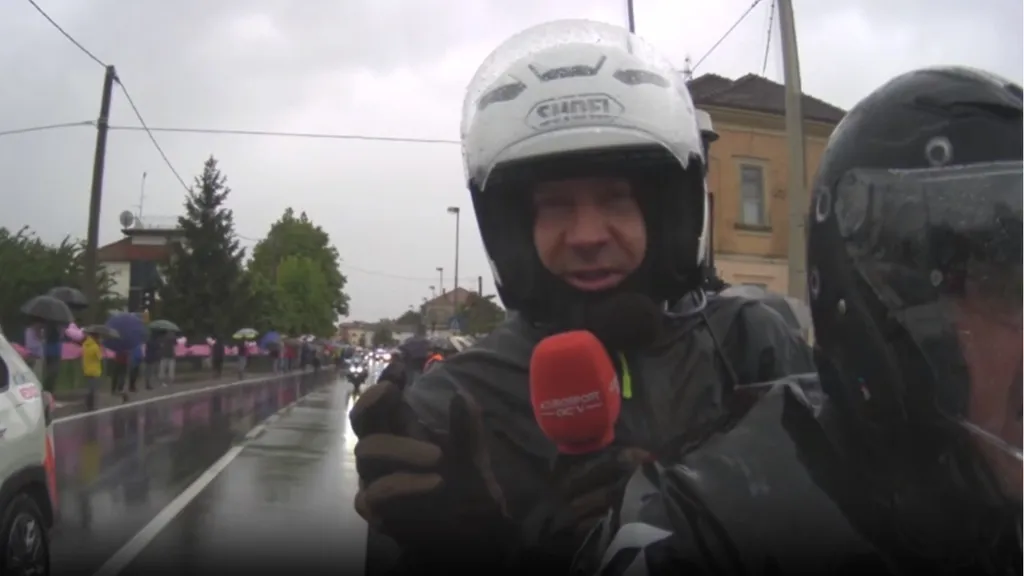 Jens Voigt auf dem Begleitmotorrad beim Giro d'Italia
