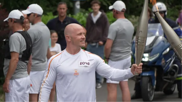 Eurosport-Experte Fabian Hambüchen beim Olympischen Fackellauf