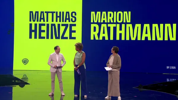 Marion Rathmann (r.) und Matthias Heinze im Gespräch mit Arabella Kiesbauer beim Screenforce Auftritt