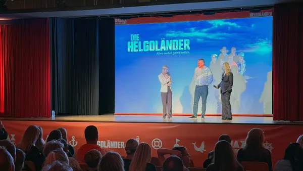 Katharina Schlicht (Helgoland Tourismus), Constantin Todea (stellv. Bürgermeister) und Sonja Büker (Joker Pictures)