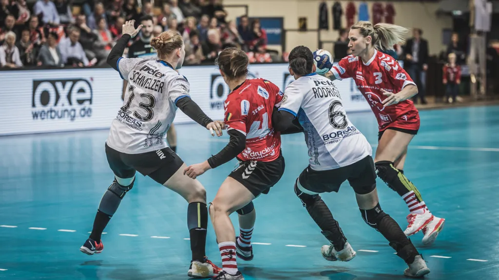 Spielszene aus der Partie TSV Bayer 04 vs. Thüringer HC 
