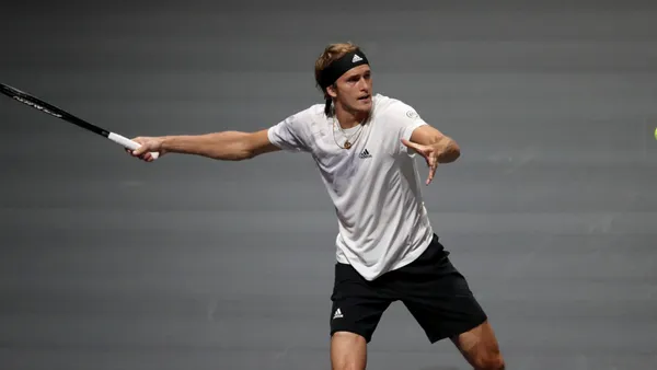 Alexander Zverev schlägt bei den Bett1HULKS auf