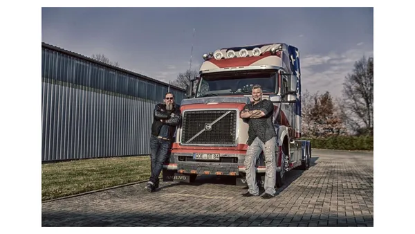 KoT_Pressefoto_Marco und Dirk vor Truck.jpg