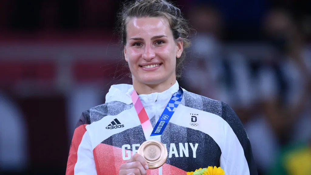 Anna-Maria Wagner mit ihrer Bronzemedaille bei den Olympischen Spielen Tokyo 2020