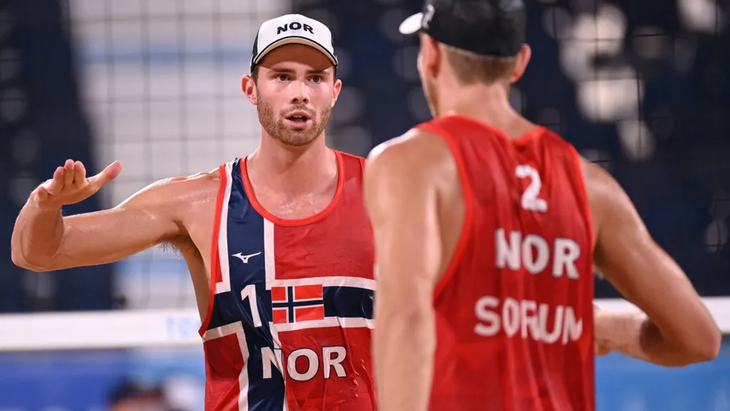 De norske sandvolleyballgutta Anders Mol og Christian Sørum i aksjon i OL