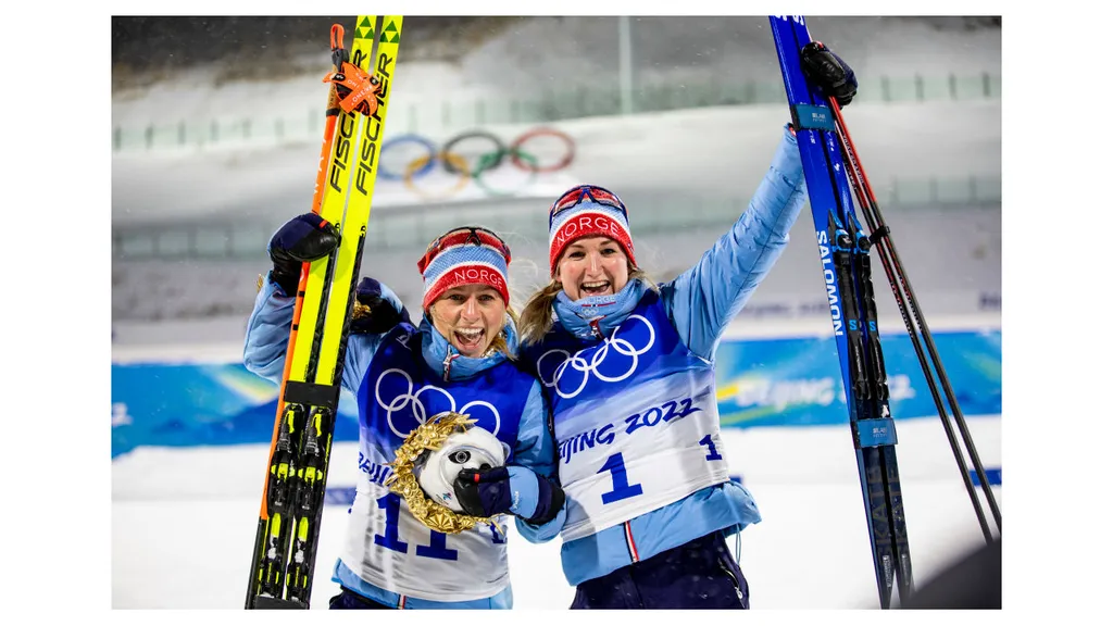 Tiril Eckhoff og Marte Olsbu Røiseland tok bronse og gull på jaktstarten i skiskyting i OL