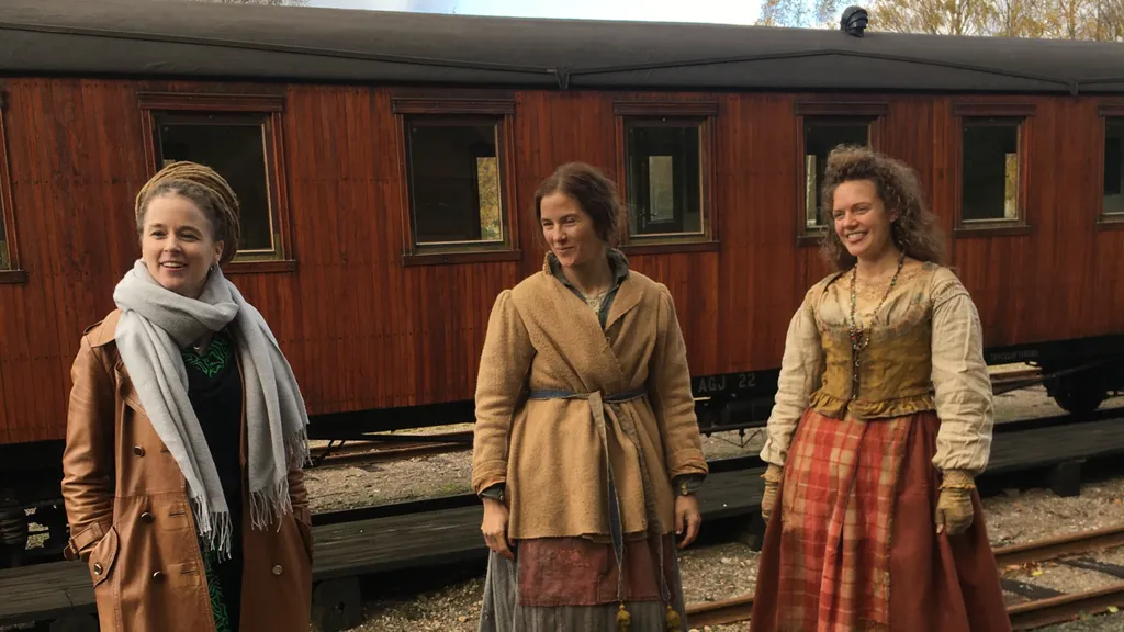 From left to right: Cultural Minister Amanda Lind and actresses Lisa Carlehed and Tove Lo