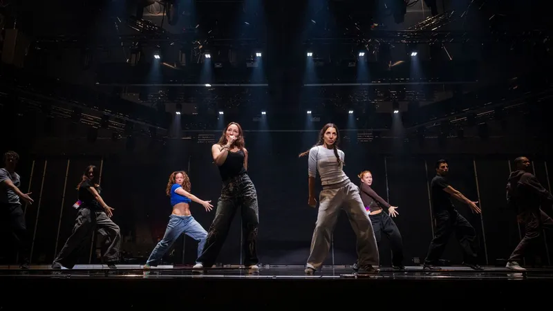 Direkt från torsdagens repetition, deltävling 2. Charlotte Perrelli och Gina Dirawi