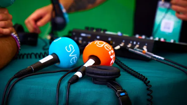 Sveriges Radio mikrofoner på ett bord