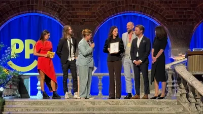 Sveriges Radio tar emot Happiness Impact Award 2026, Vid en ceremoni i Blå Hallen igår fanns Sveriges Radio-representanter på plats för att ta emot priset av professor Michael Dalén. Elin Claesson (med mikrofonen), Sara Möndell, Mårten Randberg, Anders No