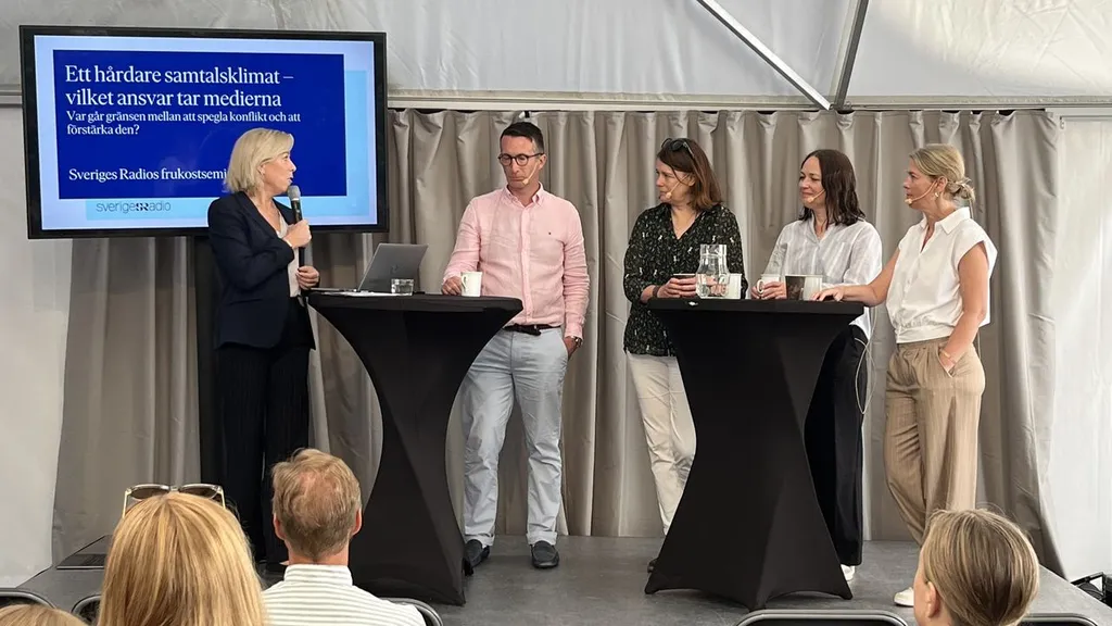 Sveriges Radio-frukost Almedalen 2026 om medieklimat panelen på scen