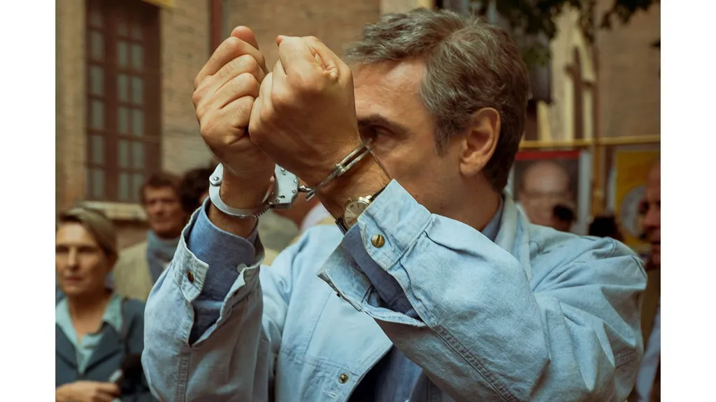 Portobello_di_Marco_Bellocchio_nella_foto_Fabrizio_Gifuni_ph_Anna_Camerlingo_DSC7846_medium[82].jpg