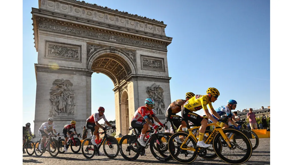 Denmark's Jonas Vingegaaard (Jumbo-Visma) wears the yellow jersey into Paris on stage 21 of the 2022 Tour de France (Getty Images)