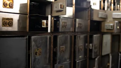 Ep 3. Hatton Garden. Vault doors opened