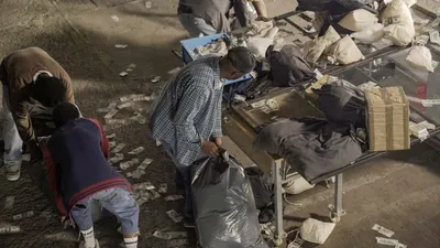 Ep 6. Dunbar Cash Grab. Robbers gathering the money in bags and from the floor.