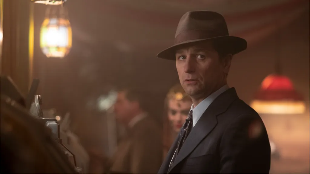 matthew-rhys_0.jpg