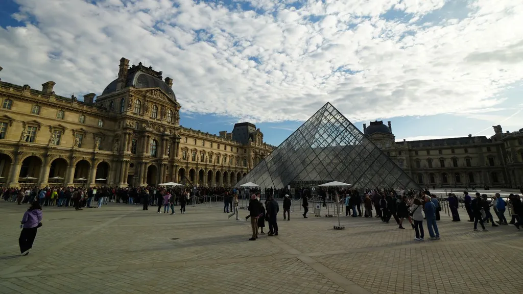 pp_louvre_externals__69303fe1b6258.jpg